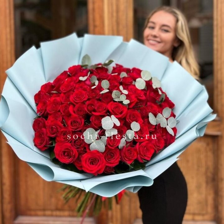 101 красная роза с эвкалиптом в Сиде