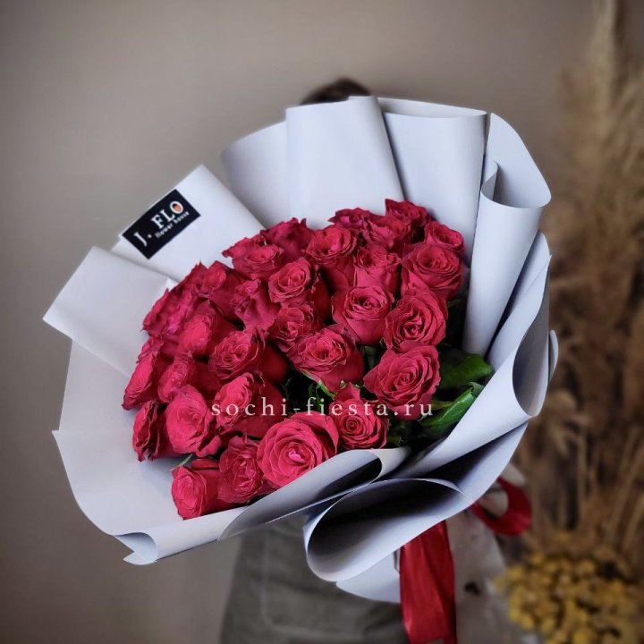 Красные розы 33 шт в Сиде